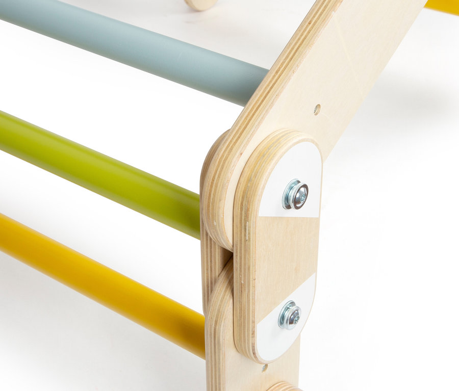 Detailansicht eines small foot Kletterdreiecks »Adventure« inkl. Sprossenwand-Adapter mit farbigen Sprossen.