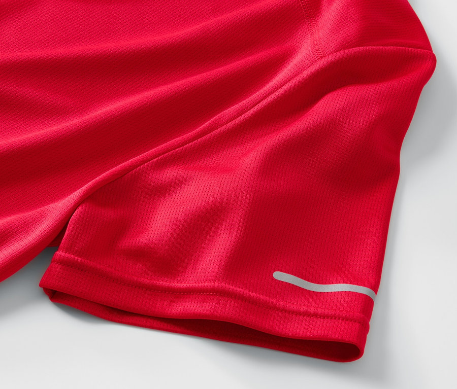 Detailaufnahme eines roten Funktionsshirts.
