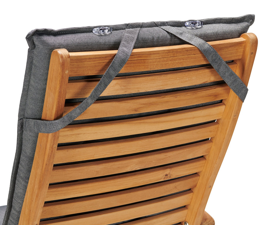 Nahaufnahme einer hellgrauen Premium-Hochlehner-Auflage auf einem Holzstuhl.