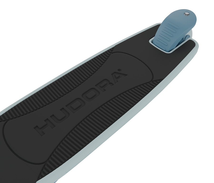 Detailaufnahme eines blauen HUDORA Tri-Scooters, Fokus auf der Antirutschmatte.