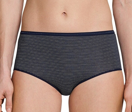 Eine Frau trägt 2 SCHIESSER Midislips mit Modal, dunkelblau, Streifen.