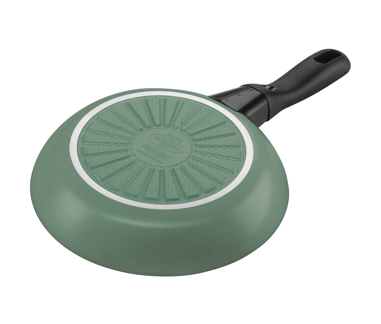 Nahaufnahme der Unterseite einer grünen BALLARINI Aluminium-Bratpfanne mit schwarzem Griff.