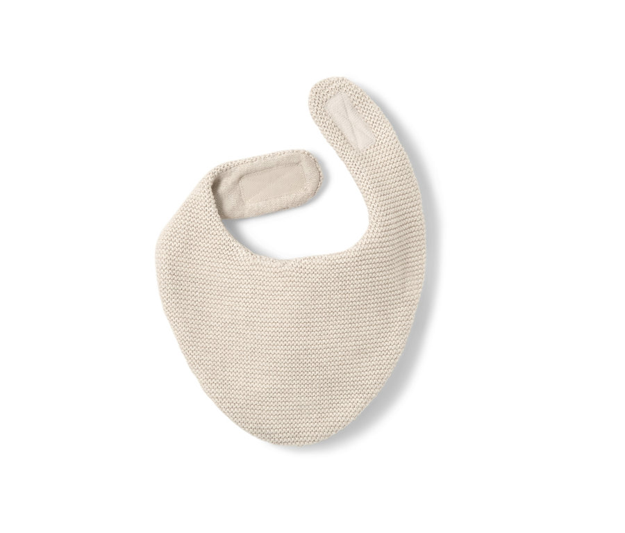 Ein gestrickter Latz mit Befestigungselementen.