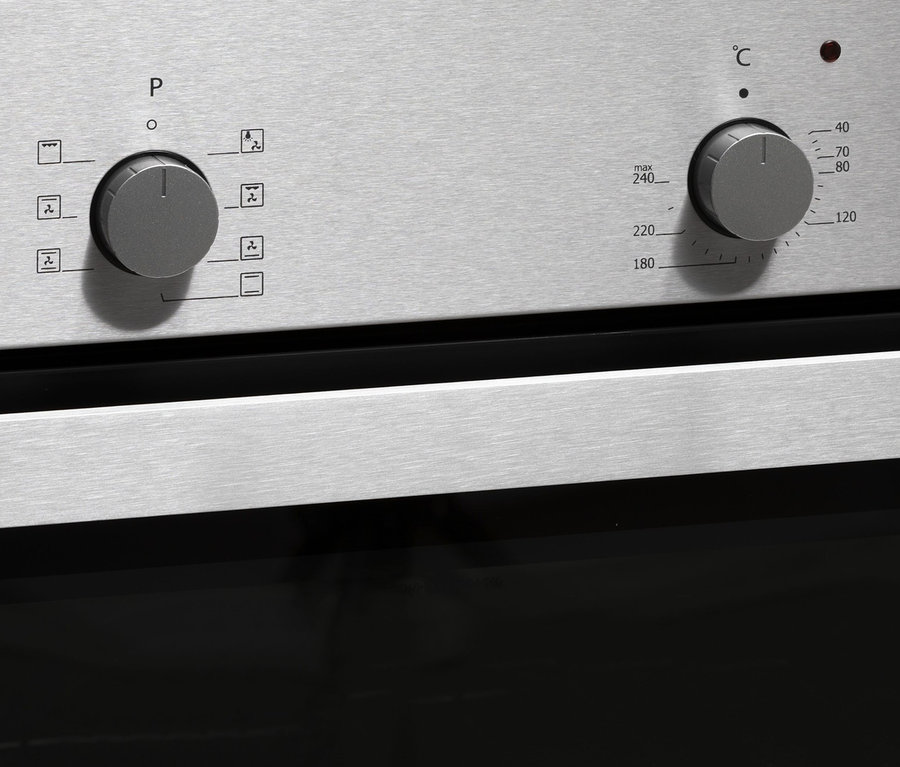 Detailansicht eines silbernen Respekta Einbaubackofens-autark »AB 120-33« mit Drehknöpfen.