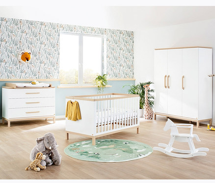 Kinderzimmer mit weißem 3-teiligem, großen Pinolino Set »Light« breit und Spielsachen.