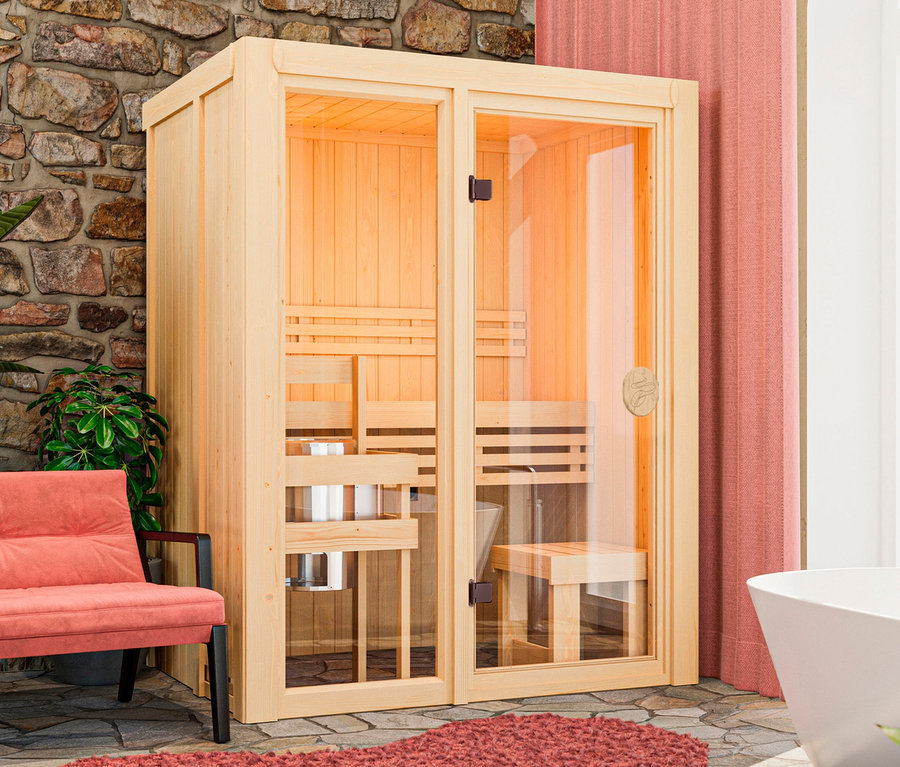 Innenraum mit Karibu Sauna "Vivi 1" mit Glastüren, zwei Sesseln und Badewanne.