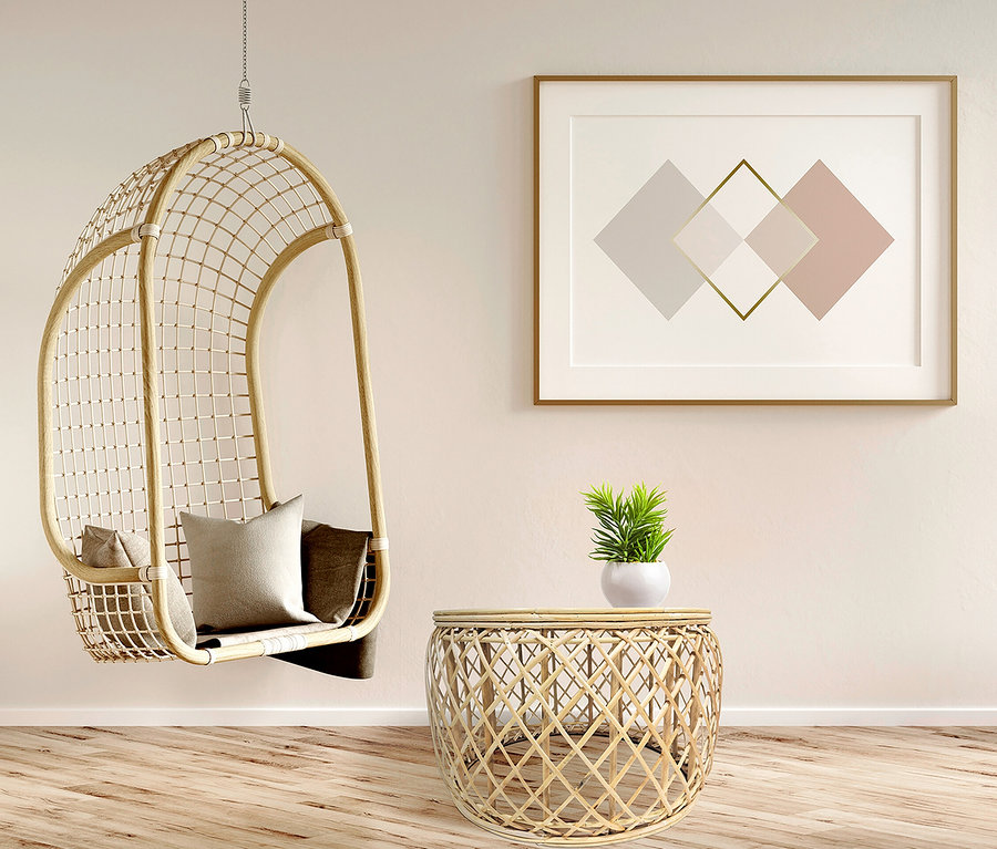 Ein beige Hängekorbsessel mit Kissen und ein runder Rattantisch Kayoom Tisch »Massa« mit Pflanze in einem weißen Topf.