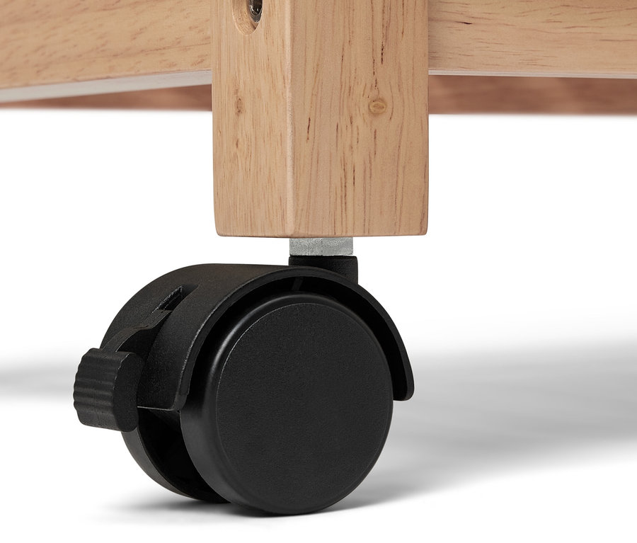 Detailaufnahme eines Massivholzregals mit Rollen.