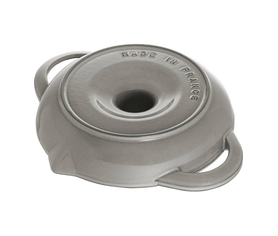 Grauer STAUB Hähnchen-Bräter mit Loch oben.