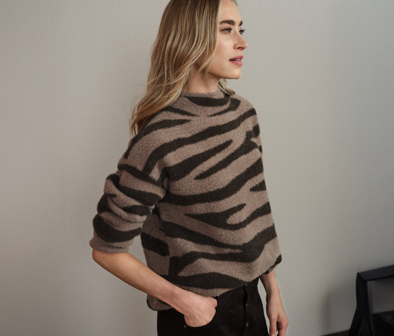 Frau trägt einen Street One Jacquard-Pullover mit Zebramuster.