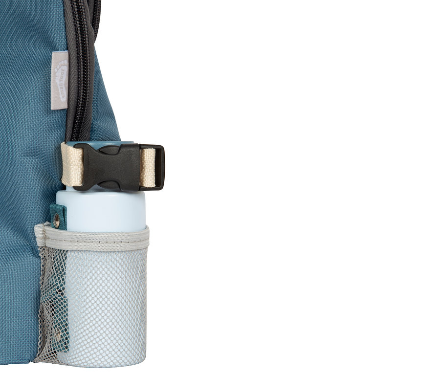 Detail eines blauen Rucksacks mit einer weißen Flasche in einer Netztasche und einer schwarzen Schnalle.