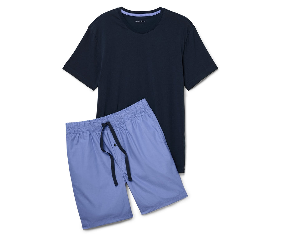 Dunkelblaues T-Shirt und hellblaue Shorts liegen übereinander.