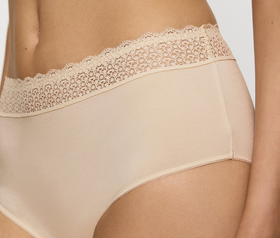 Detailaufnahme von Damenunterwäsche mit beiger Spitze am Bund.