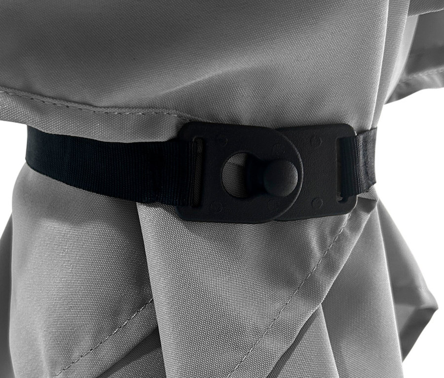 Detailaufnahme eines anthrazitfarbenen Leco Marktschirms 250 x 250 cm inklusive Abdeckhaube, der mit einem schwarzen Riemen zusammengebunden ist.