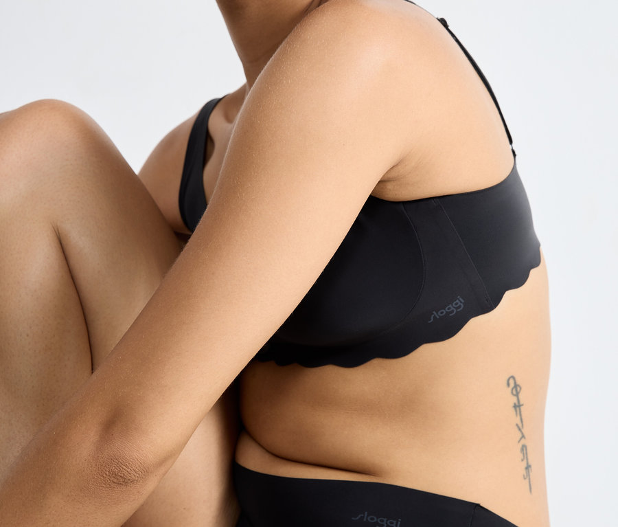 Frau trägt einen schwarzen sloggi ZERO Microfibre 2.0 Soft BH.