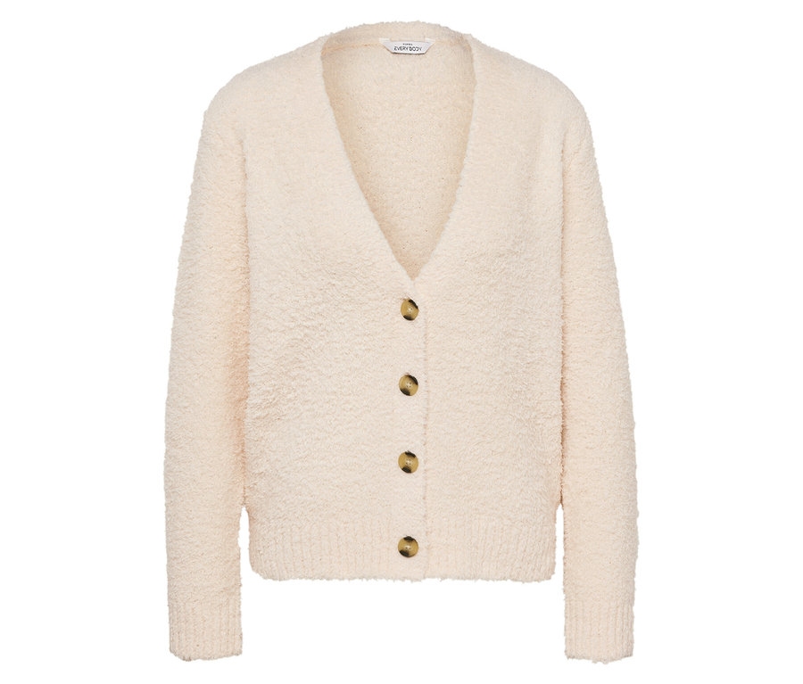 Ein cremefarbener Strickcardigan mit V-Ausschnitt und braunen Knöpfen.