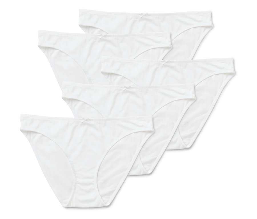 Fünf weiße Damen Slips liegen übereinander.