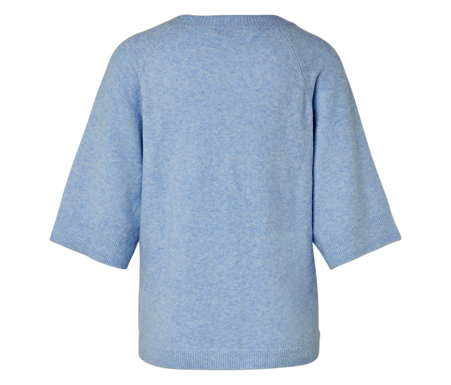 Rückansicht eines hellblauen Pullovers mit kurzen Ärmeln.