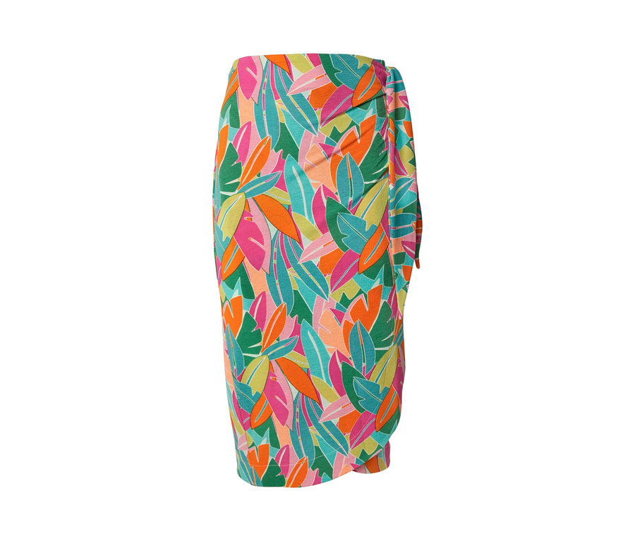 Detailansicht eines Wickel-Jerseyrocks mit buntem Blättermuster.