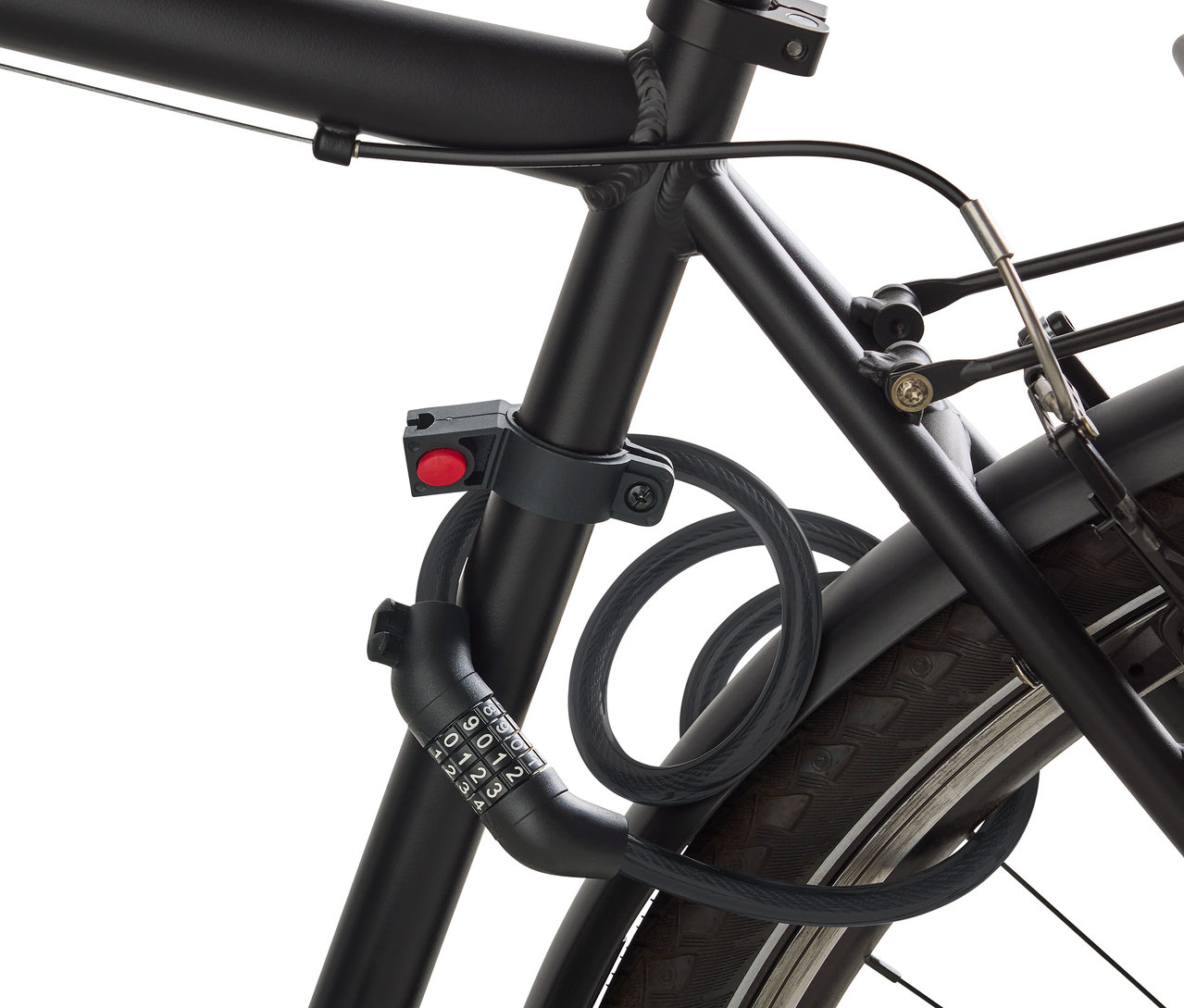 Nahaufnahme eines schwarzen Fahrradschlosses mit Zahlencode, das um den Rahmen eines schwarzen Fahrrads geschlungen ist.