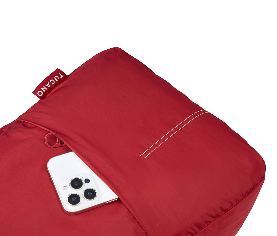 Roter Tucano-Rucksack mit weißem Smartphone in der Außentasche.
