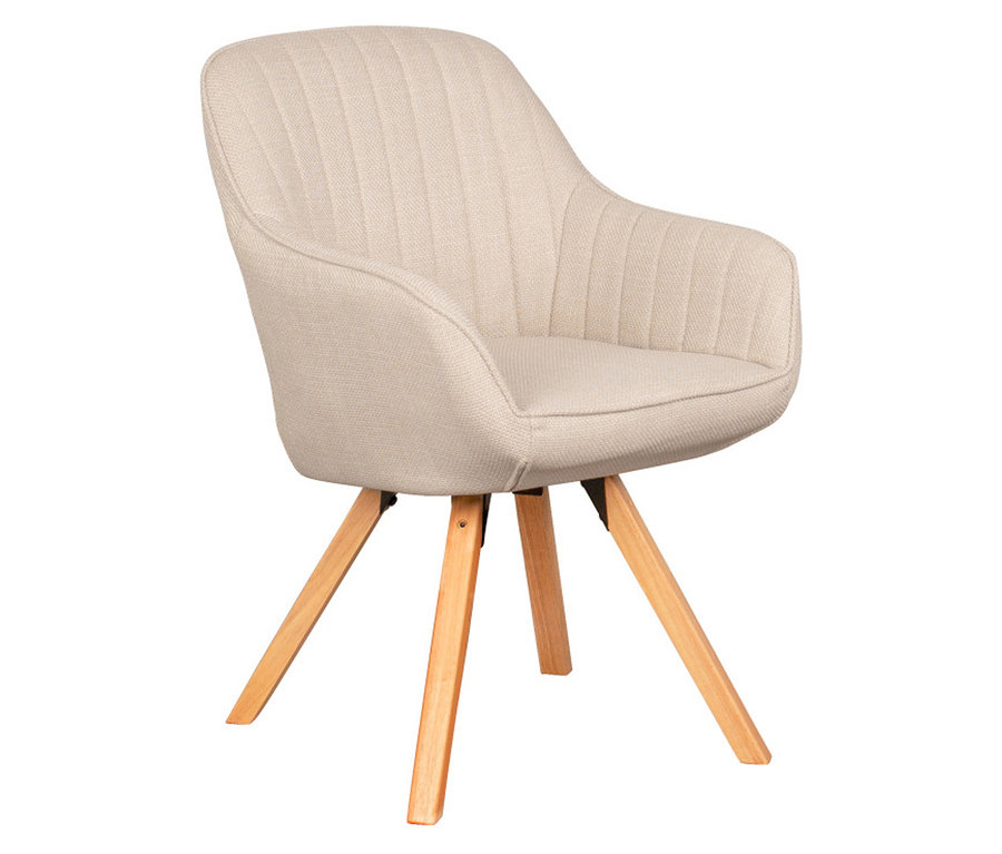 Ein einzelner beiger Stuhl mit Armlehnen und Holzbeinen steht auf einem weißen Hintergrund.