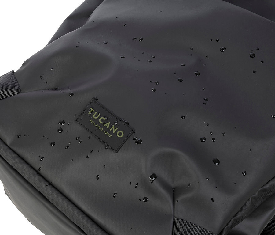Nahaufnahme des schwarzen Tucano TUGO DRY Kabinenrucksacks mit 15,6-Zoll-Laptopfach, der mit Wassertropfen bedeckt ist.