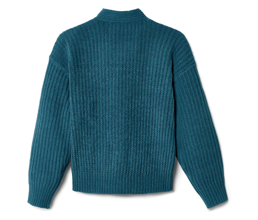 Nahaufnahme eines türkisfarbenen Strickpullovers mit Stehkragen.