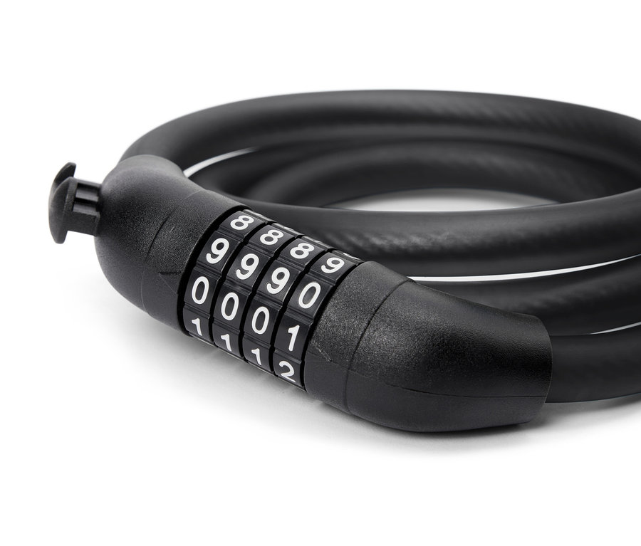 Schwarzes Kabelschloss mit Zahlencode liegt auf weißem Grund.
