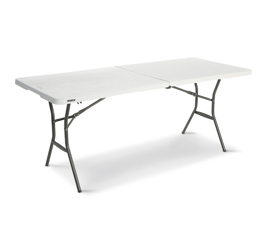 Ein aufgebauter, weißer Lifetime-Kunststoff-Klapptisch mit schwarzen Beinen.
