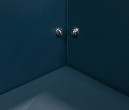 Detail einer blauen Eckverbindung. Zwei silberne Muttern halten die Wände zusammen.