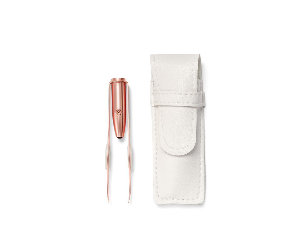 Eine Pinzette mit LED-Beleuchtung und ein weißes Etui liegen auf einem weißen Hintergrund.