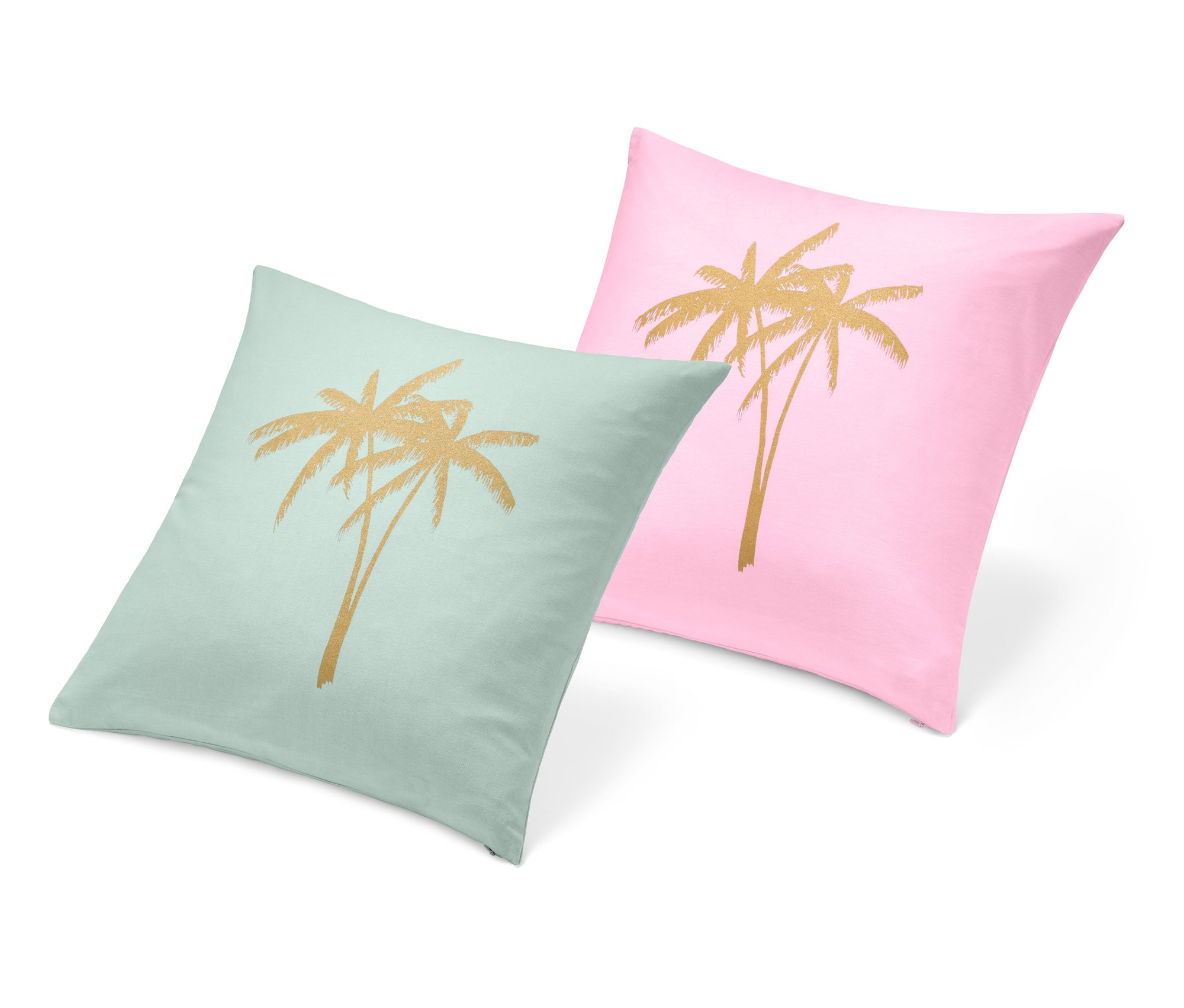 Zwei Dekokissenbezüge mit goldenen Palmenmotiven, einer mintgrün, einer rosa.