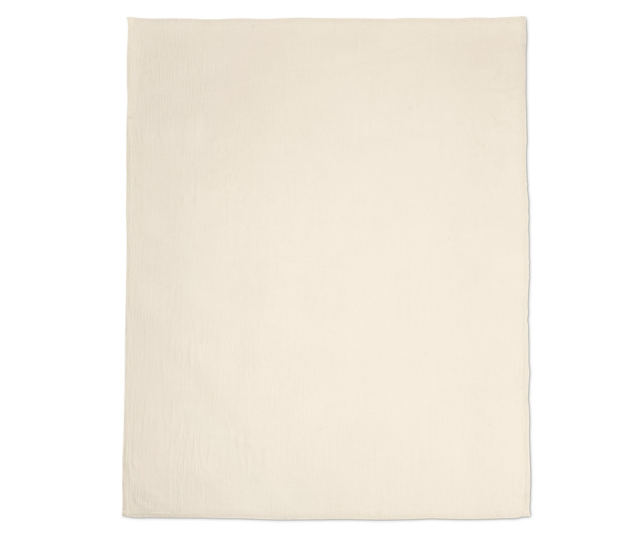 Eine normalgroße, beige Tischdecke aus Musselin liegt flach.