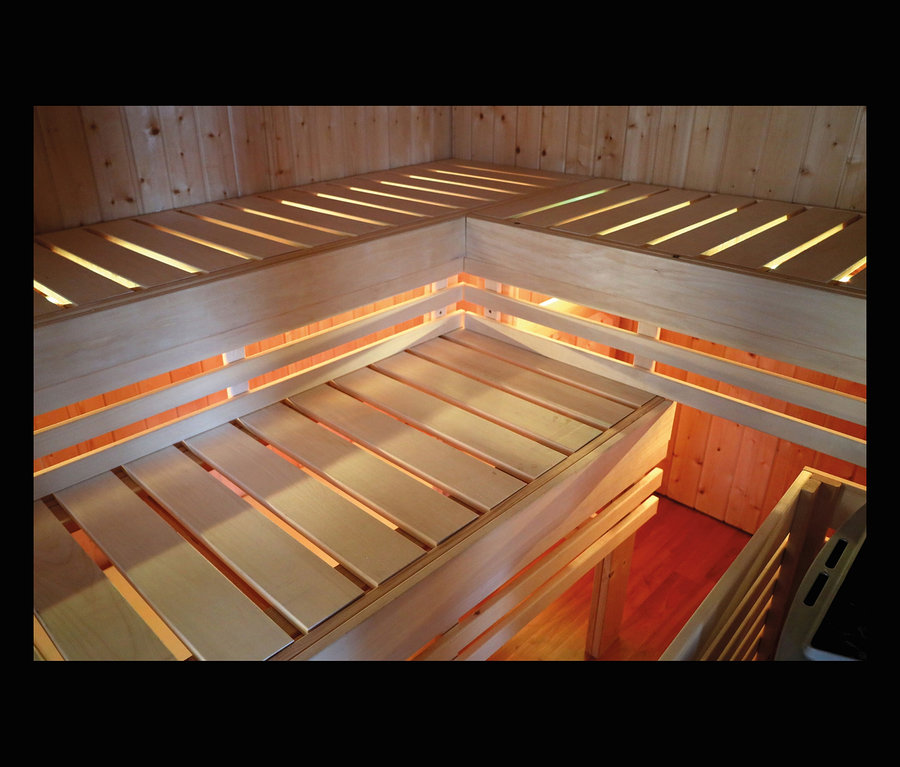 Detailaufnahme vom Inneren einer Sauna mit Holzbänken und Verkleidung, Karibu Fasssauna »Frieda 1« und Karibu Saunahaus »Gwen« klein, Classic.