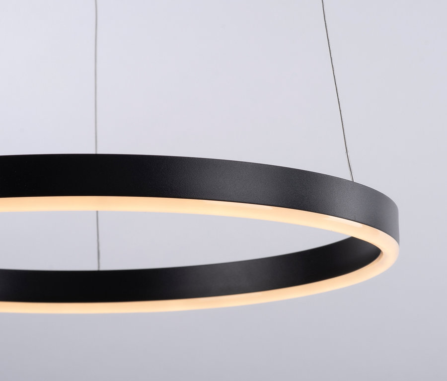 JUST LIGHT LED-Pendelleuchte »Ritus« hängt vor grauem Hintergrund.