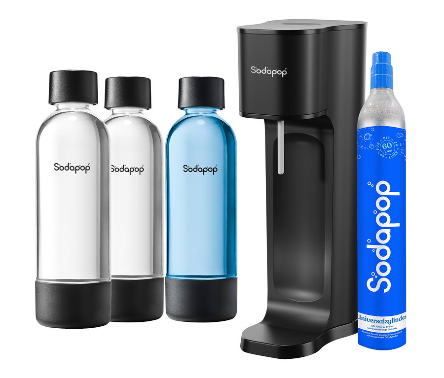 Schwarzer Sodapop Wassersprudler Joy ECO mit drei Flaschen und einer CO2-Flasche.