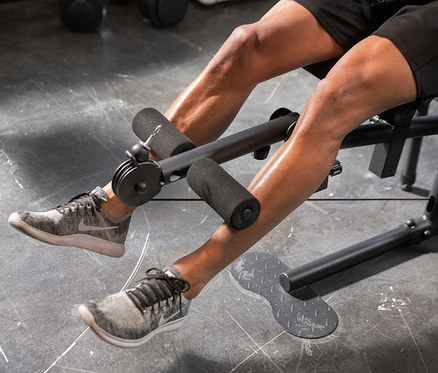 Beine eines Mannes, der auf der Christopeit Kraftstation »SP 2000« trainiert.