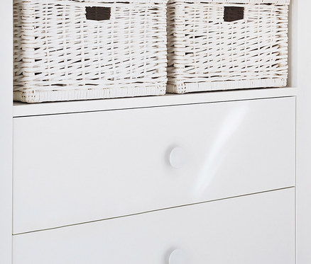 Detailaufnahme eines weißen Regals mit zwei Schubladen und zwei geflochtenen Körben oben, ein 3-teiliges Pinolino Set »Florentina« extrabreit.
