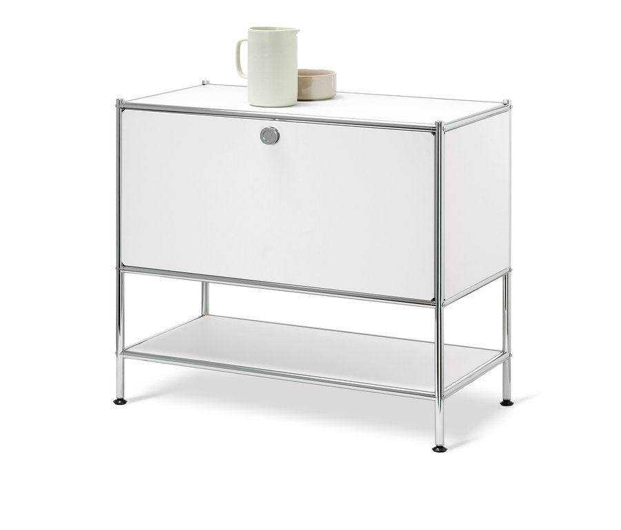 Weißes Sideboard »CN3« mit 1 Klappe. Auf der Oberseite stehen ein Keramikkrug und eine Schale.