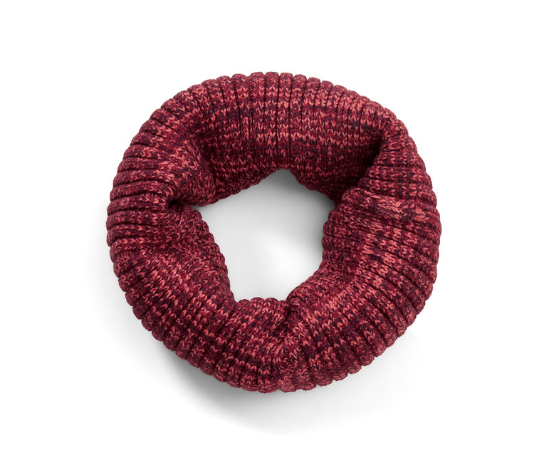 Ein Strickschlauchschal in einem melierten Rotton liegt auf einem weißen Hintergrund.