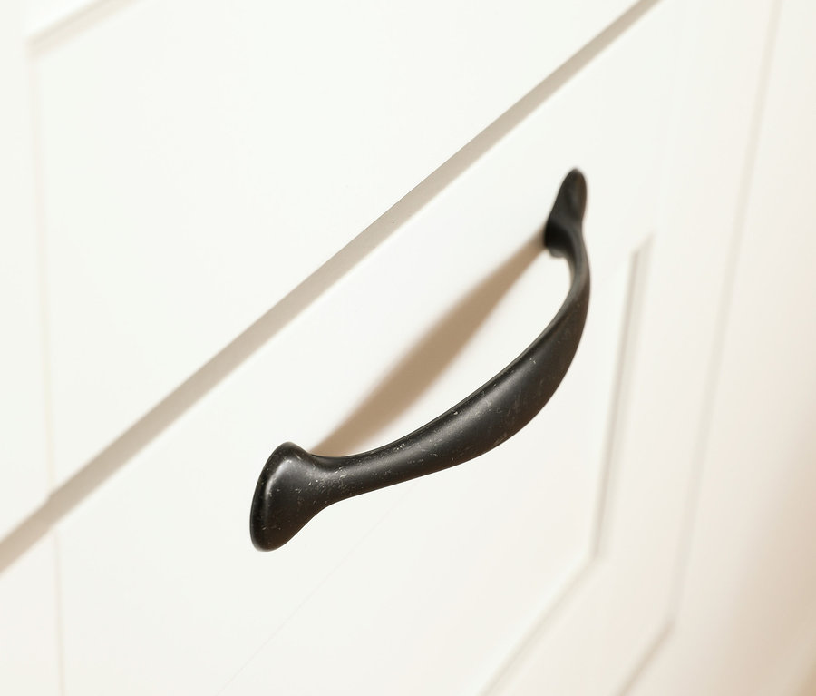 Detail einer weißen rauch Kommode »Cottage« mit schwarzem Griff.