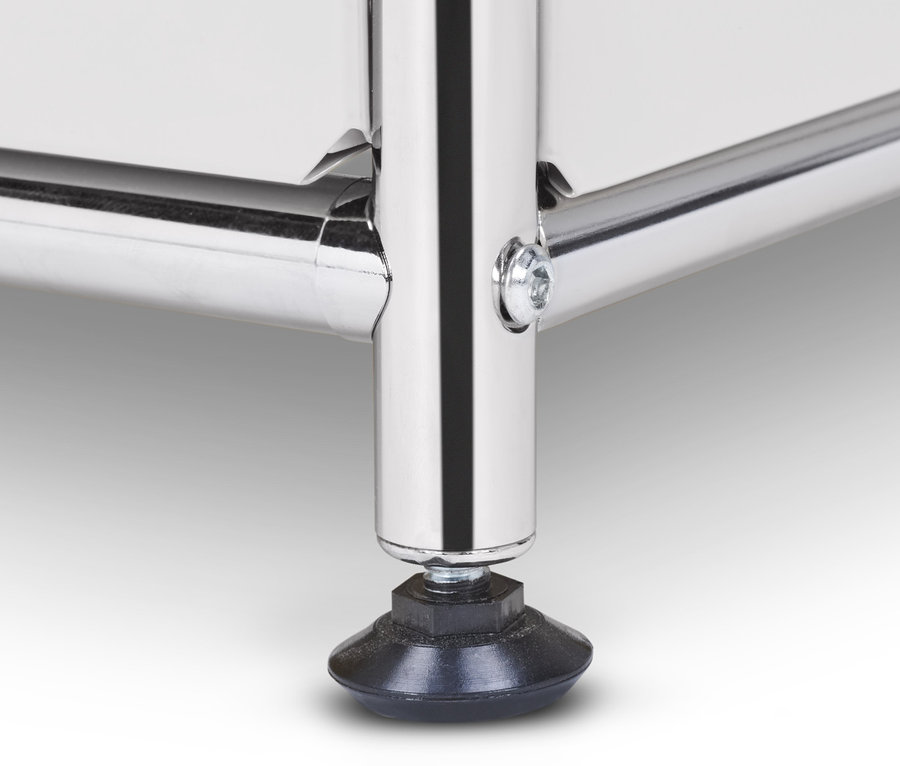 Detailansicht eines Lowboards Metall »CN3« mit Schubladen, weiß, mit verchromten Füßen.