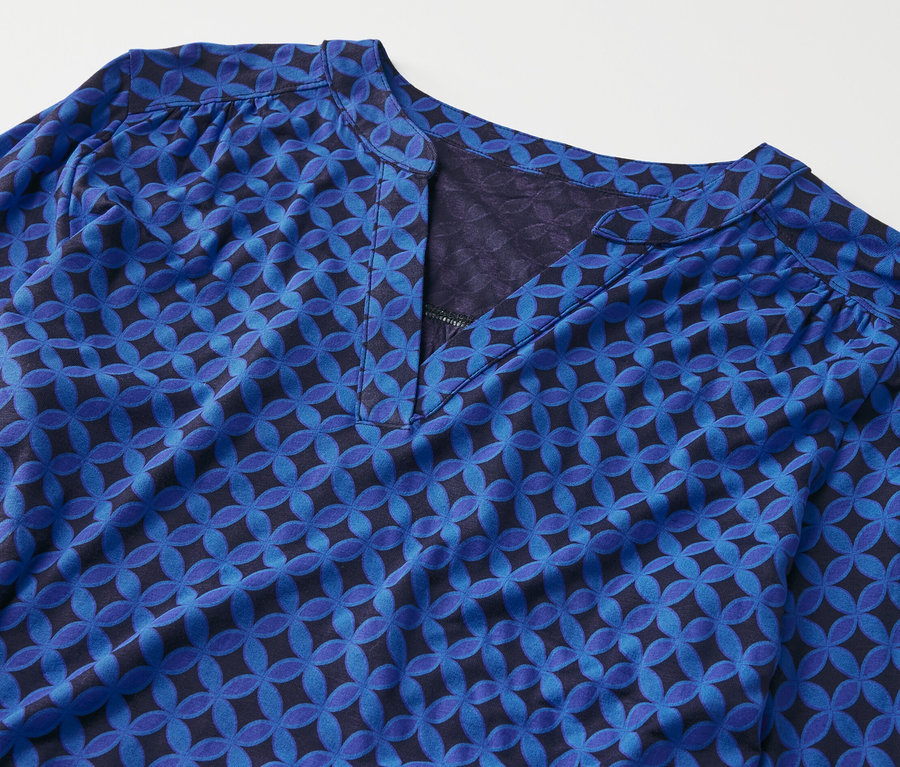 Detailansicht eines kobaltblauen Blusenshirts mit Muster.