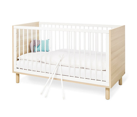 Pinolino Babybett »Flow« mit weißer Matratze und zwei Kissen.