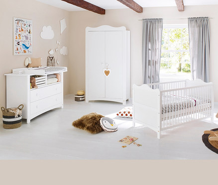 Kinderzimmer mit weißen Möbeln und Kinderbett. Zu sehen ist das 3-teilige Pinolino Set »Florentina« extrabreit.