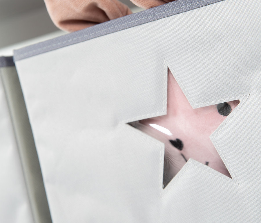 Detailaufnahme einer Kinderaufbewahrungsbox mit Stern und Hasenohren, Teil des roba Kinderzimmer-Sets Bett und Kommode.