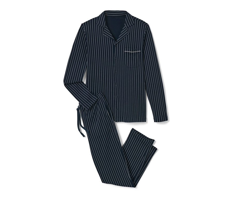Ein blau gestreifter Pyjama mit langen Ärmeln und Hosen.