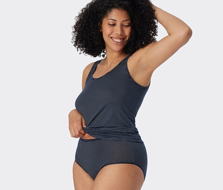 Frau posiert in einem Tanktop und 2 SCHIESSER Midislips mit Modal, dunkelblau, Streifen.