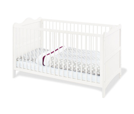 Weißes Kinderbett mit grauem Spannbettlaken mit weißen Punkten und weißem Kissen mit lila Rand. Das Bett ist ein 3-teiliges Pinolino Set »Florentina« extrabreit.